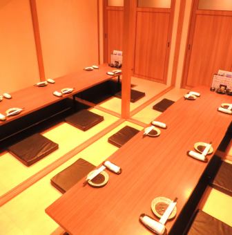 【회사 연회・발사에】 차분한 분위기의 일본식 공간을 준비하고 있습니다.비장숯으로 구운 유명 닭의 일품 요리와 해물 배 모듬을 즐겨 주세요.시즈오카지주・종목소주도 다수 준비하고 있습니다.