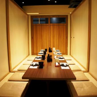【완전 개인실 완비】 차분한 분위기의 일본식 공간을 준비하고 있습니다.비장숯으로 구운 유명 닭의 일품 요리와 해물 배 모듬을 즐겨 주세요.시즈오카지주・종목소주도 다수 준비하고 있습니다.