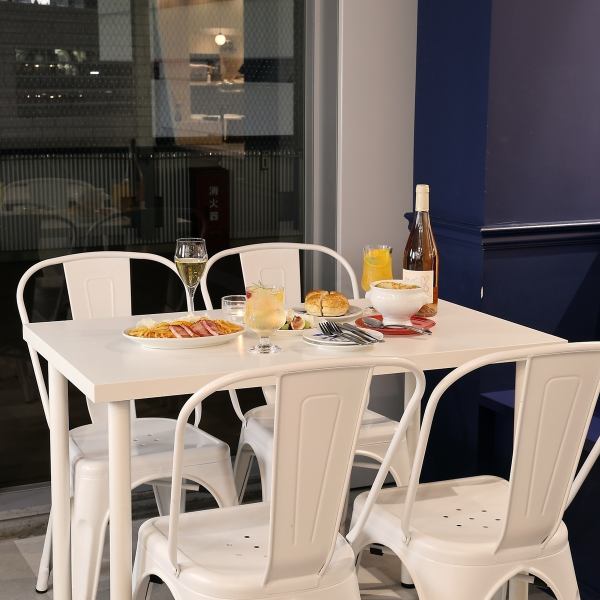 ≪お洒落な内装の店内でごゆっくりと≫テーブルを繋げる事で4名～8名様でのご利用も可能です♪ご友人同士、お仕事終わりのお食事や飲み会にもご利用ください！