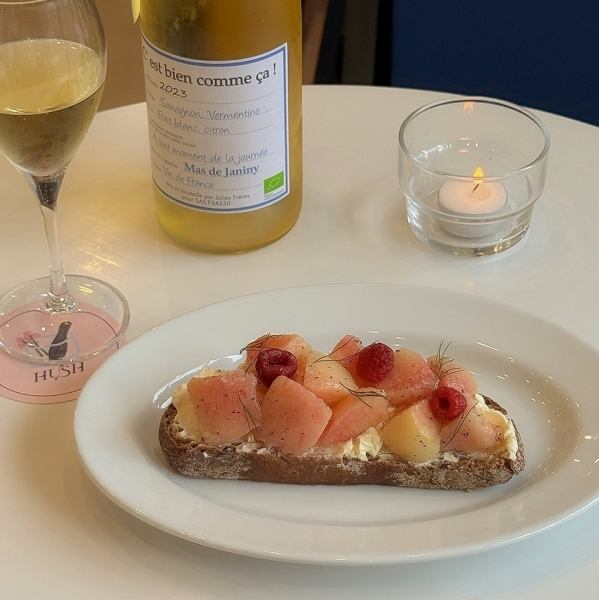 【ワインが進む♪】季節のフルーツのブルスケッタ　1350円(税込)