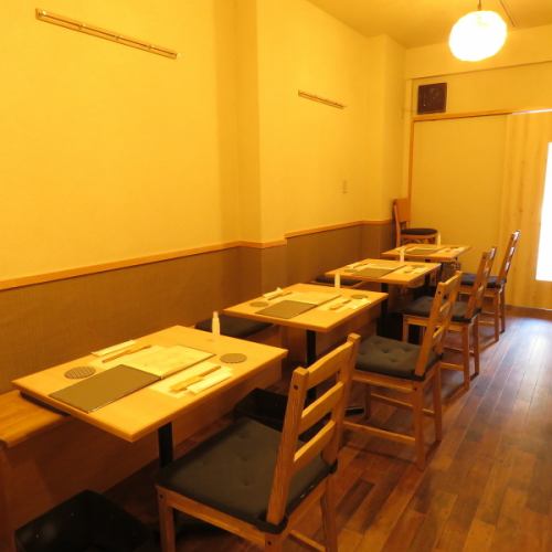 There are 2 table seats for 4 people.It is a family-run space that makes you feel at home.