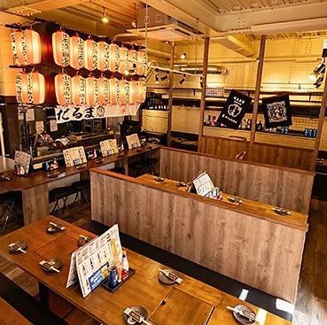 店内は全47席(カウンター5席/テーブル42席)ございます。ゆったりと座れるテーブル席やお一人様大歓迎のカウンター席をご用意!ご友人やカップルのお客様はもちろん、お一人様でのご利用等、、様々なシーンでお使い下さい♪当店では、お祝いやサプライズ等も承ります。お気軽にご相談下さい♪