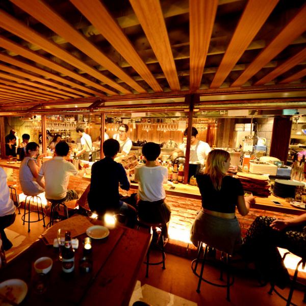 [Enjoy in a fashionable atmosphere!] There are also well-ventilated terrace seats! Excellent ventilation! Tsukuba lumber shop's particular Ippongi! Counter seats with a pure white LIVE feeling ☆ The seats are spacious and wine Please enjoy the food prepared in front of you with one hand.