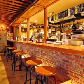 A counter where cooking is done in front of you.It's a perfect seat for those who want to have a date or a quick drink ♪