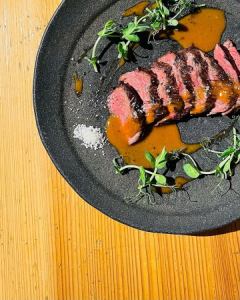 Beef skirt steak with black pepper sauce