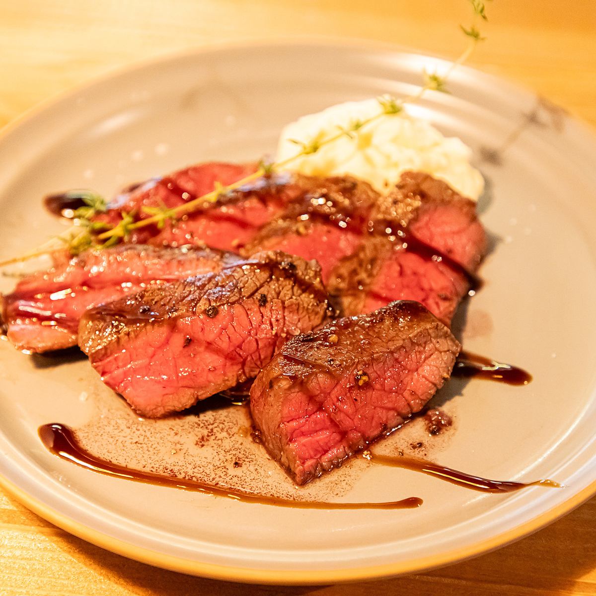 当店の自慢のローストをはじめ、多彩なお料理をご用意！