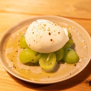 季節のフルーツとブラータチーズのカプレーゼ