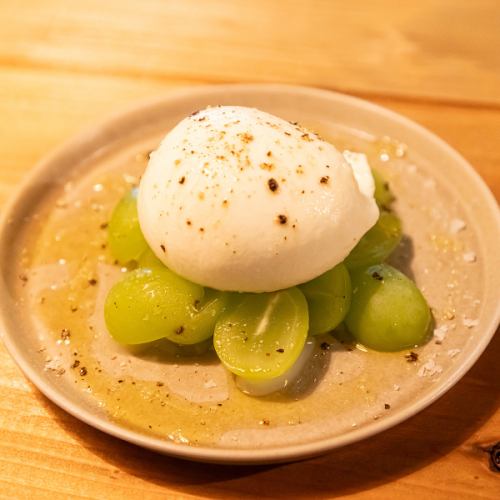 季節のフルーツとブラータチーズのカプレーゼ
