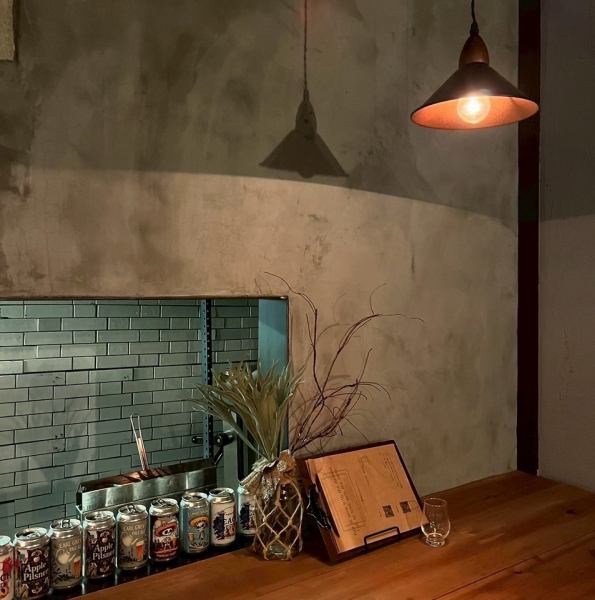 洗練されたカウンター席は、料理人の技を間近で楽しめる特等席。温かみのある照明に包まれた空間で、友人との語らいや一人の時間を大切にしたい方にぴったり。カウンター越しに目にする新鮮な食材や、調理の様子が、食への期待感を高めます。