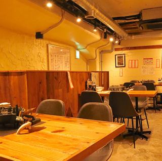 木目調の暖かい雰囲気に包まれた当店では、背もたれのある快適な椅子でゆっくりとおくつろぎいただけます。机の中心には特製の鉄板があり、目の前で焼き上げる料理を楽しむことができます。また、換気も抜群で、安心してお食事をお楽しみいただける環境が整っています。心地よい空間で、特別なひとときをお過ごしください。