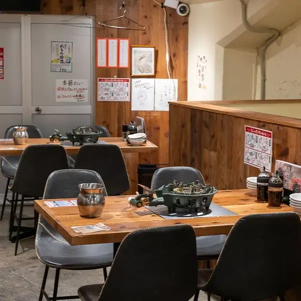 【宴会・飲み会に2階貸し切り利用も◎】牛ホルモンと蜆の旨みを堪能できる鍋酒場☆活気溢れる中にも落ち着きが感じられるお店。どこか懐かしい雰囲気が魅力です♪職場の飲み会や宴会はもちろん、気の合う仲間とゆっくり味わうお時間まで幅広いシーンにご利用下さい。料理やお酒とともに、心地よい時間をお過ごしください。