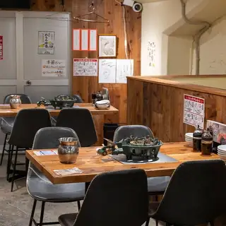 8名様用のお席もご用意しております。木目調の暖かい雰囲気に包まれた当店では、背もたれのある快適な椅子でゆっくりとおくつろぎいただけます。机の中心には特製の鉄板があり、目の前で焼き上げる料理を楽しむことができます。また、換気も抜群で、安心してお食事をお楽しみいただける環境が整っています。
