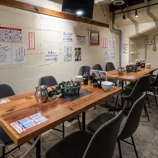 10名様用のお席もご用意しております。木目調の暖かい雰囲気に包まれた当店では、背もたれのある快適な椅子でゆっくりとおくつろぎいただけます。机の中心には特製の鉄板があり、目の前で焼き上げる料理を楽しむことができます。また、換気も抜群で、安心してお食事をお楽しみいただける環境が整っています。