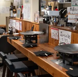 当店のカウンター席は4席あり、木の温もりに包まれた落ち着いた雰囲気が魅力です。目の前で料理が提供されるので、食材の香りや音を楽しみながら、リラックスした時間をお過ごしいただけます。ゆったりとした椅子で、特別なひとときをお楽しみください。友人との会話を楽しむにも最適で心に残る食事体験を提供いたします。