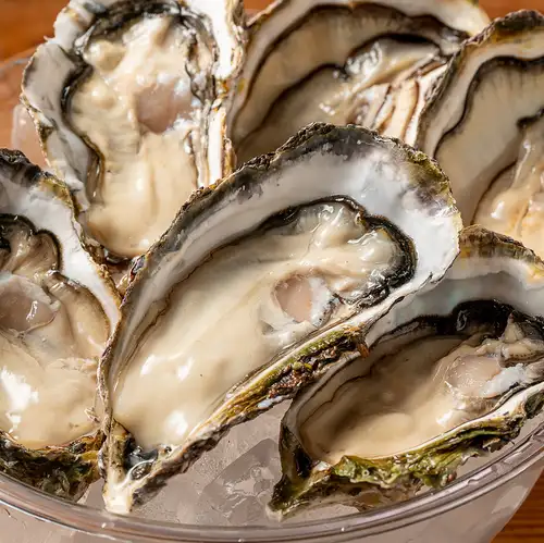 阪急梅田限定!広島県産 特大牡蠣としじみの旨味が凝縮された、贅沢な炊き肉♪