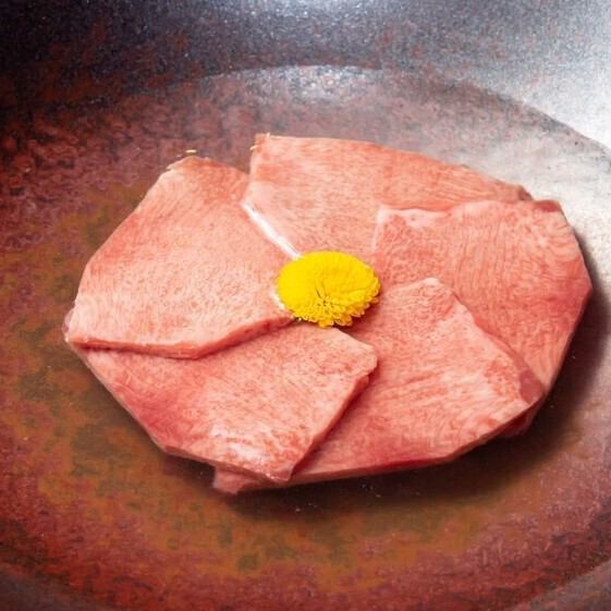 [Specialty] Saltwater-floating sirloin & tongue! The saltwater brings out the ultimate flavor.