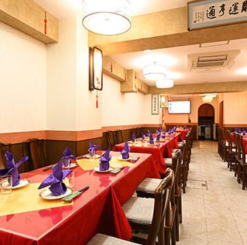 【駅チカアクセス抜群】飯田橋駅と九段下駅から徒歩5分という好立地に位置する当店は、清潔感あふれるお洒落なインテリアが特徴◎サクッとランチを楽しめるテーブル席から、お一人様やグループでのご利用まで、幅広いシーンに最適な空間をご提供いたします。