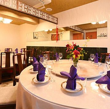 【完全個室あり】大理石の円卓を完備した個室を含む完全個室を2部屋ご用意しており、グループでのご利用や大人数でのご宴会など、幅広いシーンでゆったりとお過ごしいただける空間となっております。人気のお席のため、お早めにご予約いただくことをおすすめします。