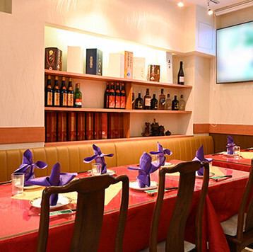 【宴会に！プロジェクター完備】最大70名様までの貸切利用にも対応しており、プロジェクターも完備しているため、大人数での大規模なご宴会やイベントにも最適な空間をご提供いたします。詳細な人数やご予算のご相談は、どうぞお気軽に当店までお問い合わせください。