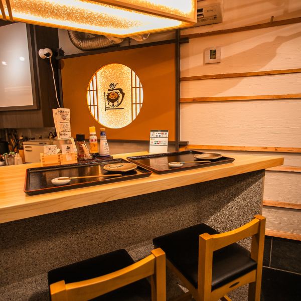 【落ち着いた雰囲気の少人数席】和風な雰囲気漂う居心地の良い空間で、特別なプライベート時間をお過ごしいただけます。カウンター席のみとなりますので、少人数でのご利用に最適です◎