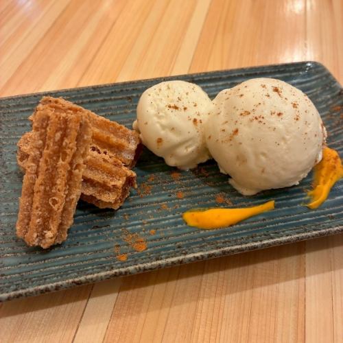 うに香るバニラアイスチョロス添え