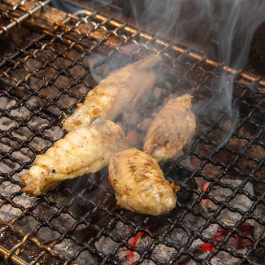 【備長炭で焼き上げる炭火焼】炭火焼ならではの炭の香りが漂う香ばしい匂いが、食欲をそそります◎