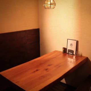 【ご宴会/接待にオススメ】4名～6名がけのテーブル席をご用意しております。ご友人との飲み会や少人数での女子会、ご家族様でのお食事、会社の接待など様々なシーンでご利用いただけます！当店自慢の美味しい焼き鳥とお酒で素敵な宴をお楽しみください◎