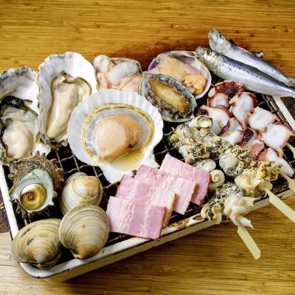 【新鮮魚介を浜焼きで】牡蠣やホタテ、サザエやつぶ貝など、様々な貝類メニューを新鮮な状態で楽しめます！