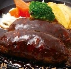 濃鬱的半釉汁紅圓漢堡牛排