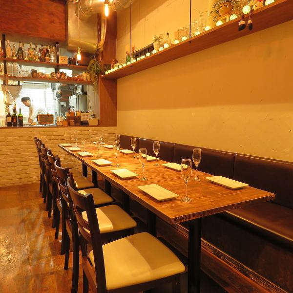 【Small Party Available】 There are five tables of sofa seats for 2 people.It is possible to connect a seat sideways according to the number of people so we can accommodate up to 10 people.Please enjoy the Italian cuisine and wine which our shop boasts because we are in a calm atmosphere to taste deliciously.