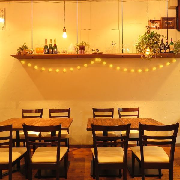 【A small number from 2 people is accepted】 2 persons who can relax slowly 2 tables and 4 tables We have 2 tables table seats available.Please enjoy our Italian cuisine which boasts of our shop because it is warmly decorated with wood.