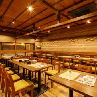 Open and stylish interior ♪ Please enjoy the specialties with a relaxing time.9 tables with 4 seats.6 seats table x 1 table.
