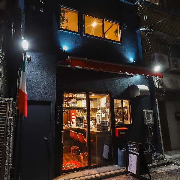 【オープンしたての知る人ぞ知る大人の隠れ家イタリアン。路地裏に灯る温かい光が、あなたを非日常の食空間へと誘います。カウンター席ではシェフとの会話を、2階では貸切パーティを。扉を開ければ、そこは別世界。】