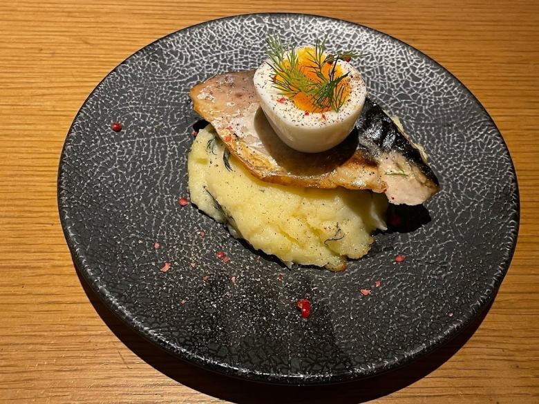 Mashed potatoes on the salted mackerel