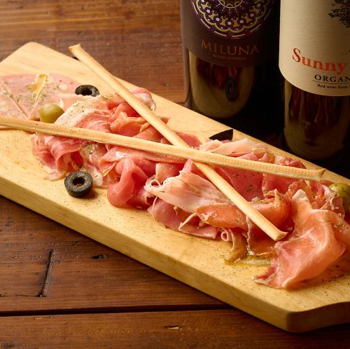 生ハムとサラミの5種盛り合わせ