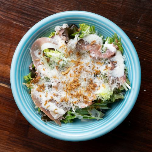 生ハムと半熟卵のシーザーサラダ