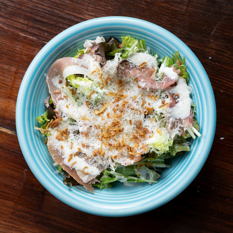 生ハムと半熟卵のシーザーサラダ