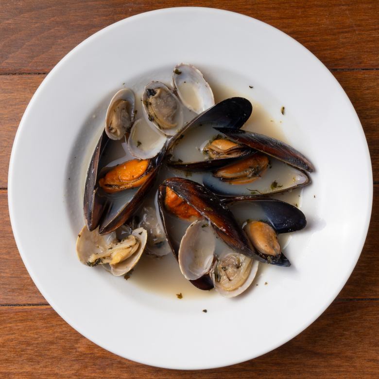 アサリとムール貝の白ワイン蒸し