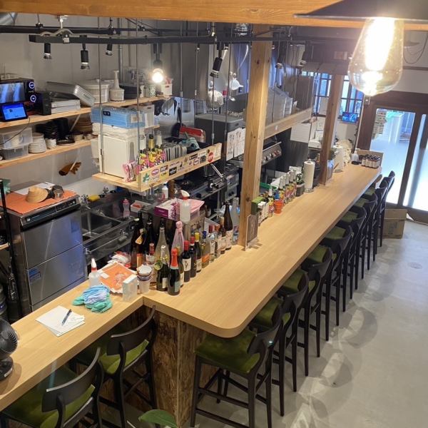 おひとり様でもお気軽にご来店頂けるカウンター席。お仕事帰りのサク飲みにもご活用いただけます。