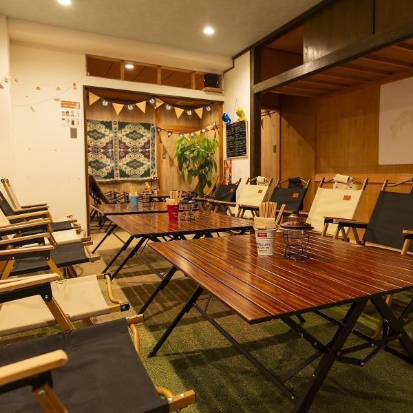 【15名様以上で2F貸切可能！宴会や女子会にもオススメ☆】まるでキャンプ場にいるかのような一風変わった雰囲気の店内！15名様以上で2F貸切可能なので、大型宴会や女子会などにもオススメ！プライベートな空間でごゆっくりお食事や会話をお愉しみください☆