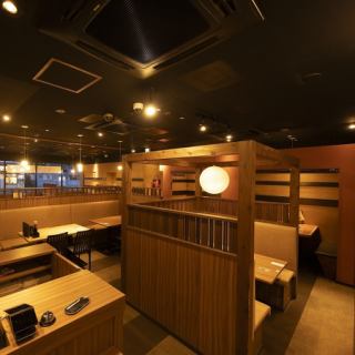 【店内は全68席！】各テーブル席には広いスペースがあり、落ち着いた色合いの空間でゆっくりと食事を楽しめるようにしております！ご家族でのお食事はもちおろん、会社宴会・飲み会、打ち上げなども大歓迎です◎