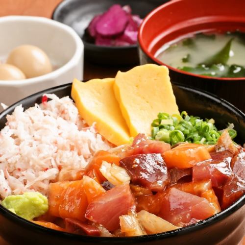《平日ランチ限定！》海鮮まかないユッケ丼（小鉢・味噌汁付）