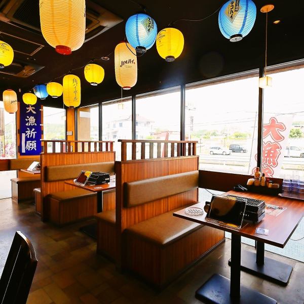 【店内は全68席！】各テーブル席には広いスペースがあり、落ち着いた色合いの空間でゆっくりと食事を楽しめるようにしております！ご家族でのお食事はもちおろん、会社宴会・飲み会、打ち上げなども大歓迎です◎
