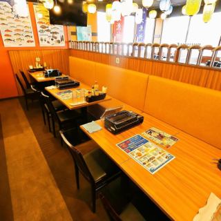 【店内は全68席！】各テーブル席には広いスペースがあり、落ち着いた色合いの空間でゆっくりと食事を楽しめるようにしております！ご家族でのお食事はもちおろん、会社宴会・飲み会、打ち上げなども大歓迎です◎