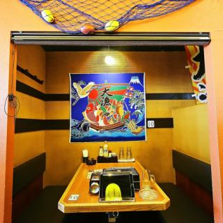 【2名様～ご案内可能◎】間接照明の優しい光やプライベートな空間の半個室もございますので、落ち着いてお食事をお楽しみいただけます♪仕事帰りや学校帰りにもOK！