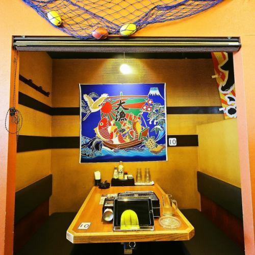 【2名様～ご案内可能◎】間接照明の優しい光やプライベートな空間の半個室もございますので、落ち着いてお食事をお楽しみいただけます♪仕事帰りや学校帰りにもOK！