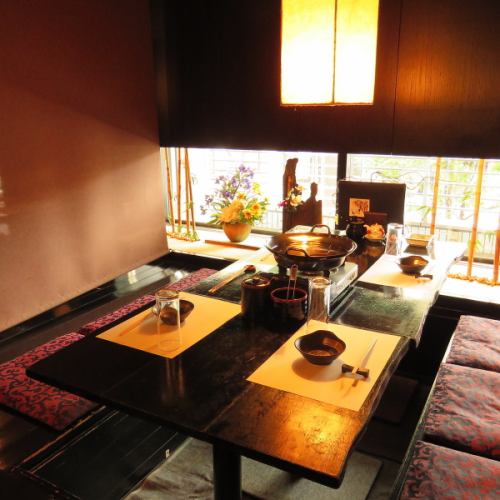 <p>シックで高級感漂う内装は、「大人の隠れ家」。テーブルセッティングから照明まで、お客様がリラックスして過ごせる空間づくりを徹底しています。記念日や誕生日といったお祝い事から、ビジネスシーンでの接待まで、どんな場面でも外さない安心感がございます。上質な空間で、北海道の味覚を優雅に堪能。</p>