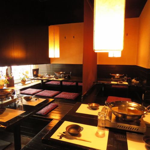 <p>団体様も最大14名様まで収容可能な掘りごたつ席がございます。くつろぎながら料理をお楽しみください。</p>