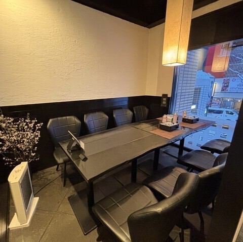 4名様からご利用いただける完全個室を完備しており、プライベート感重視のお食事に最適です。静かな空間でゆったりとお食事とお酒をお楽しみいただけます。大人数の宴会はもちろん、少人数での大切な会食にもぜひご利用ください。