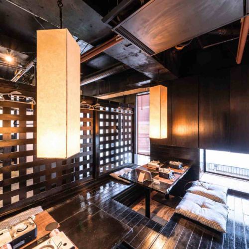 <p>シックで高級感漂う内装は、「大人の隠れ家」。テーブルセッティングから照明まで、お客様がリラックスして過ごせる空間づくりを徹底しています。記念日や誕生日といったお祝い事から、ビジネスシーンでの接待まで、どんな場面でも外さない安心感がございます。上質な空間で、北海道の味覚を優雅に堪能。</p>